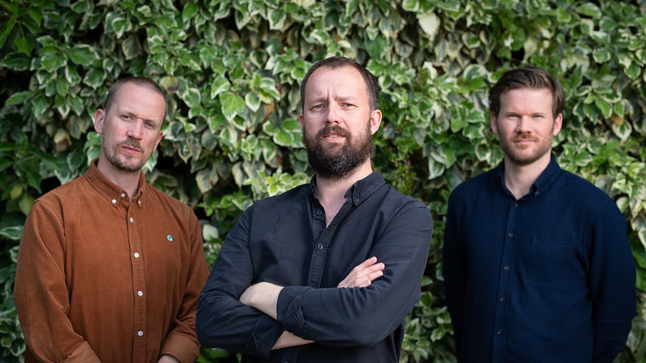 Gruppebilde i farger av bandet. Fra venstre, Petter Eldh, Gard Nilssen og André Roligheten.