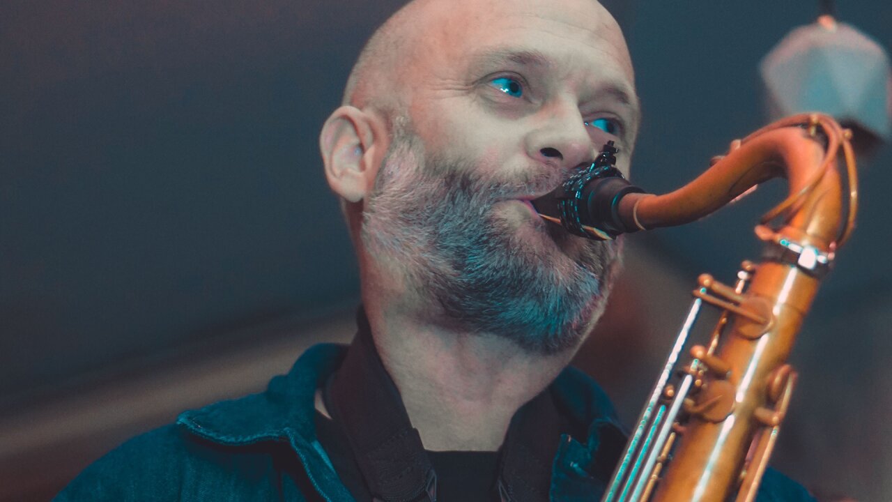 Portrett av André Kassen på scenen, mens han spiller saksonfon.
