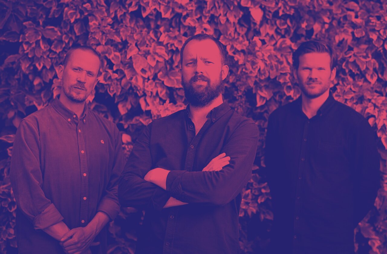 Gruppebilde i farger av bandet. Fra venstre, Petter Eldh, Gard Nilssen og André Roligheten.