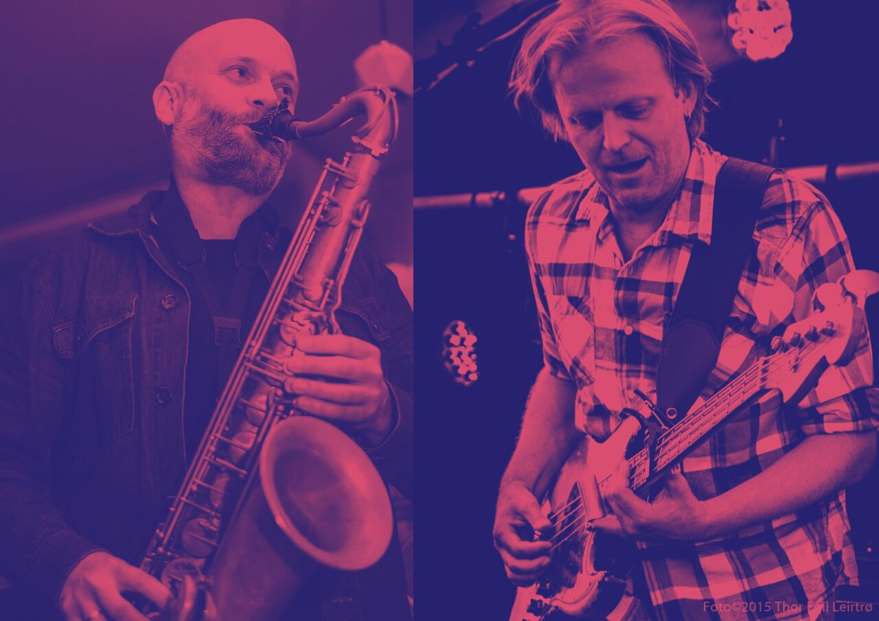 André Kassen (sax) til venstre, Mattis Kleppen (bass) til høyre i aksjon på scenen.